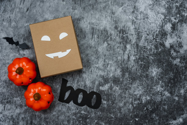 桌面视图装饰万圣节快乐的背景概念。平铺配件必不可少的购物对象南瓜和糖果与杰克o灯笼在乡村的石头。复制空间设计。图片下载