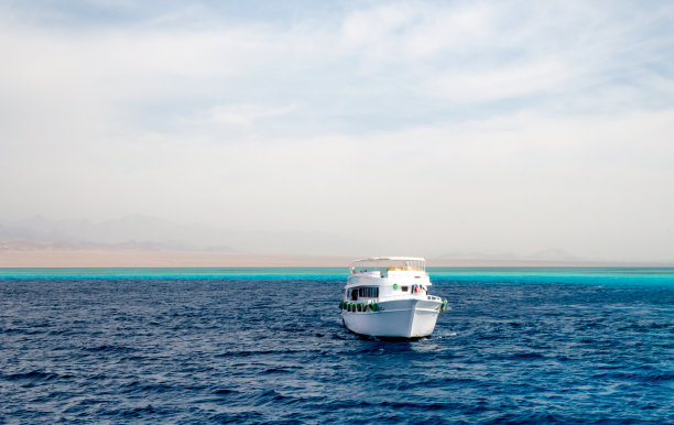埃及红海上的白色游船图片下载