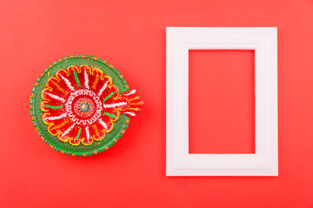 快乐的排灯节，平铺顶视图彩色粘土灯和相框上的红色背景图片下载