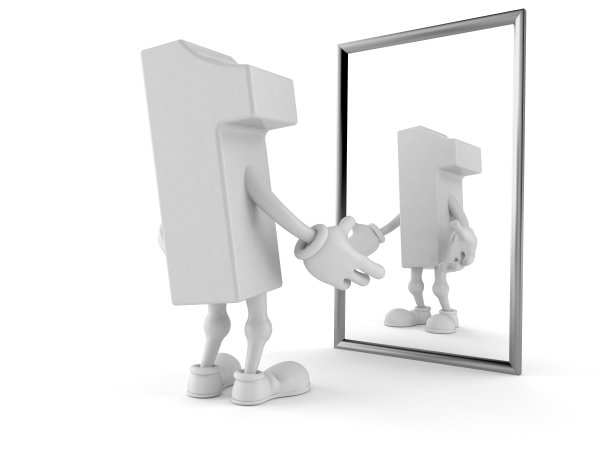 第一个角色看着镜子图片下载