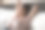 冷静的年轻女子在家里的沙发上打盹图片下载