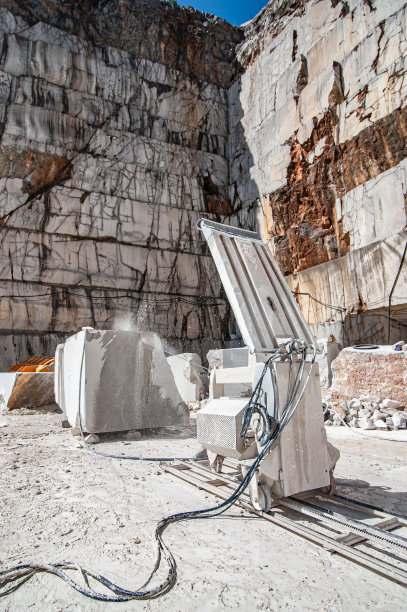 露天大理石采石场的线锯图片下载