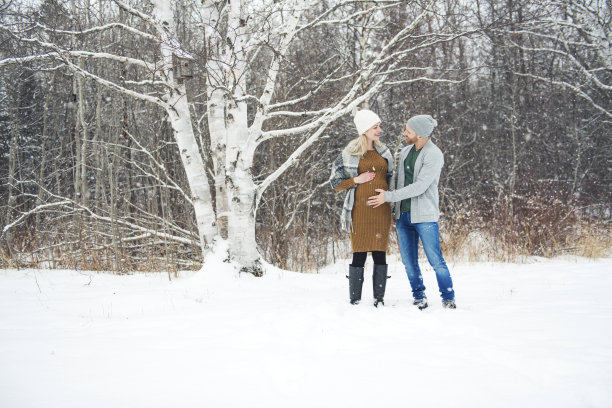 冬天大自然中的孕妇夫妇图片下载