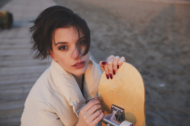 漂亮的女人与短头发滑板图片下载