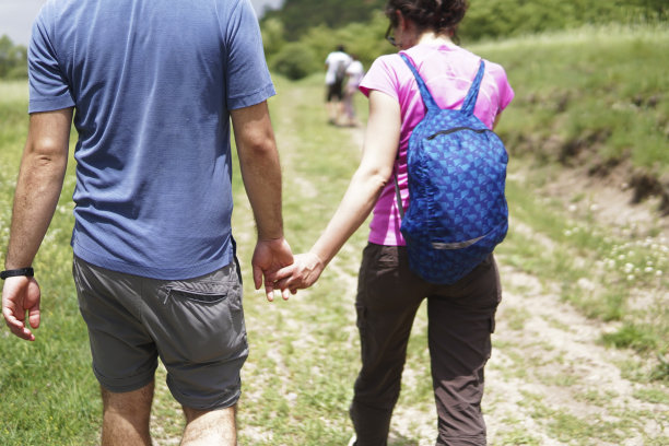 徒步旅行年轻夫妇图片下载
