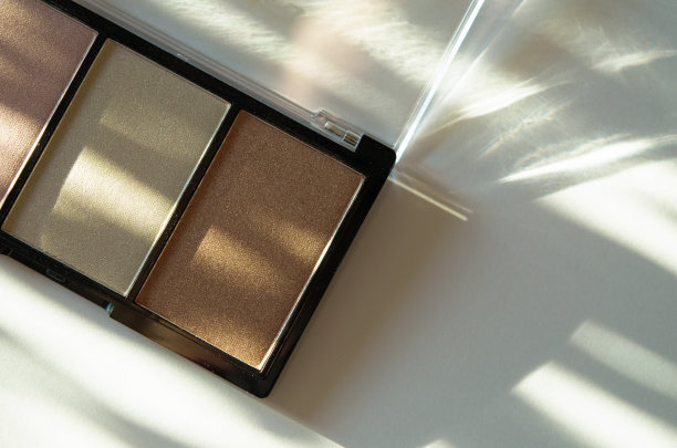 简洁的眼影调色板或增光剂。时尚与美容行业的概念。自然光硬，阴影深。——图片图片下载