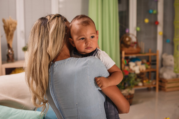 妈妈让儿子睡觉的后视图图片下载