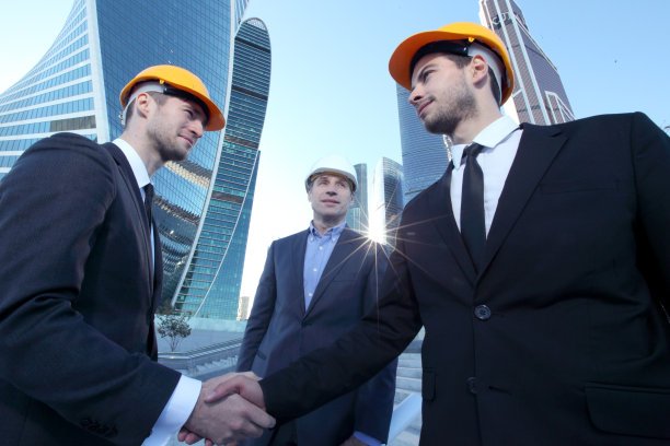 建筑师在建筑工地握手图片下载