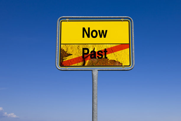 蓝天下的路标上写着“现在和过去”图片下载