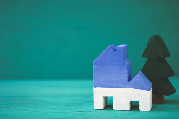 房子和树在绿色的背景图片下载