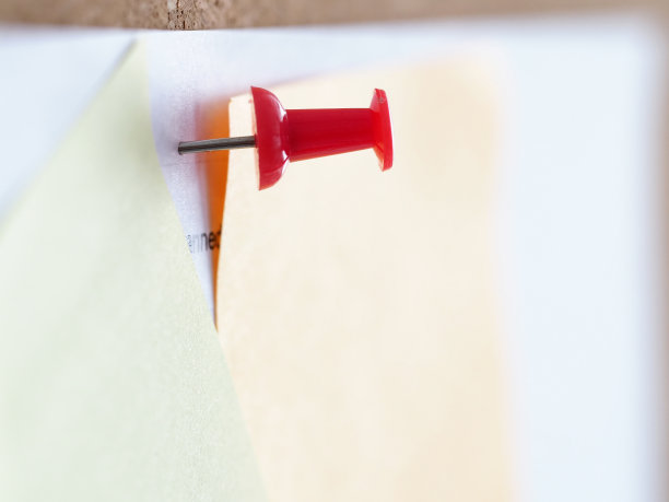 一些文件用红色图钉钉在软木墙上图片下载