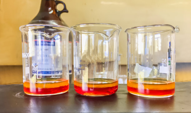 烧杯里有一种橙色的溶液水。图片下载