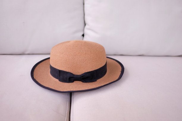 靠近一个棕色的草帽在一个灰色的咳嗽与复印空间图片下载