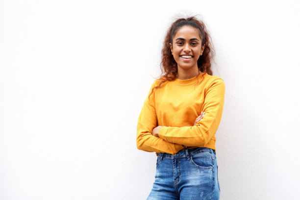 微笑的年轻印度女子抱着双臂摆姿势图片下载