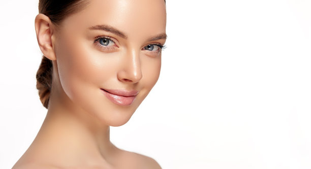 漂亮，年轻，皮肤干净，清新。完美的脸上挂着淡淡的微笑。美容和温泉。图片下载