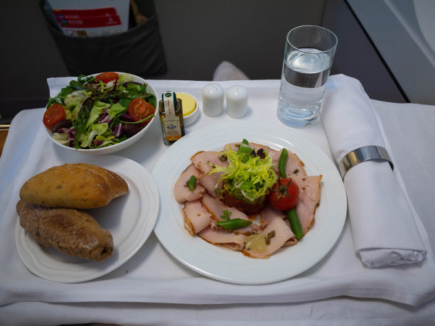 商务舱的机上餐图片下载