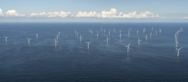陆风公园鸟瞰图。这些风车位于Noordzee，距离荷兰Noordwijk和Zandvoort之间的海岸线20公里。在清澈的地平线上有一条美丽的云街。图片下载