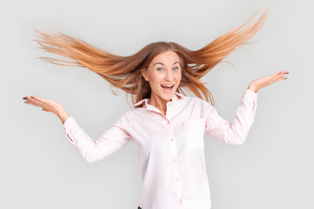 自由泳。年轻女子孤立地站在白色撩起头发嬉戏图片下载