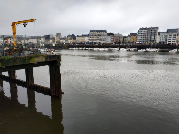 在法国瑟堡的建筑和街道在雨天随意查看图片下载