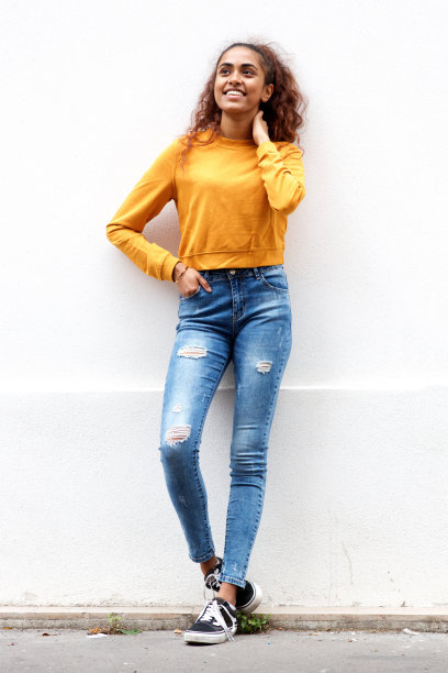 长长的美丽的年轻女子微笑着白色的墙图片下载