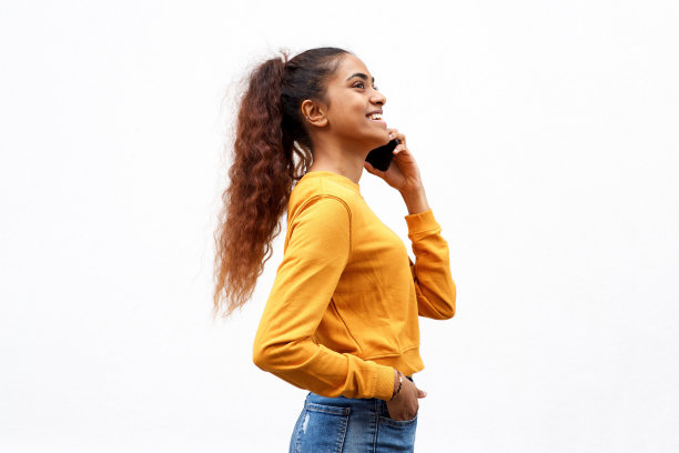 美丽的年轻印度女人的简介与手机的白色背景图片下载