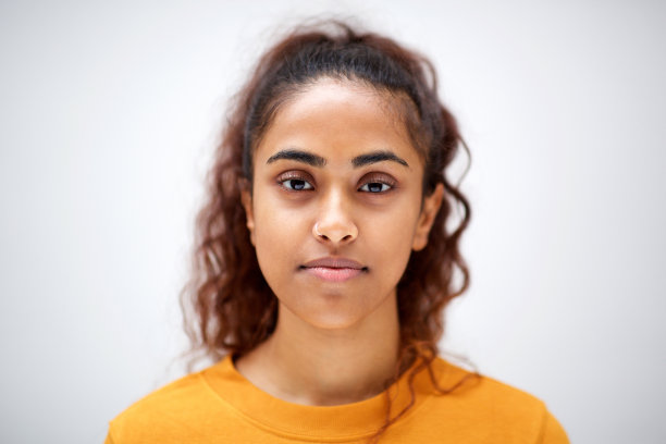 近距离的水平前面有吸引力的年轻印度女人与严肃的表情在脸上图片下载