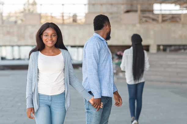 一个男人在和女朋友走在一起的时候，转头盯着另一个女人图片下载