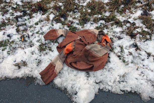 织毛衣躺在雪地上图片下载