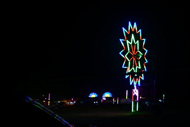 五颜六色的电灯泡在泰国乡村庆祝之夜图片下载