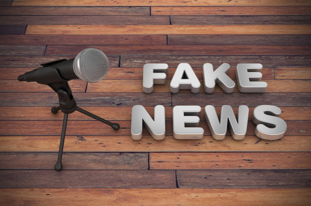麦克风与假新闻短语- 3D渲染图片下载