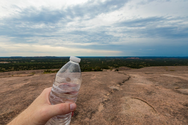 人在户外运动时拿着水瓶图片下载