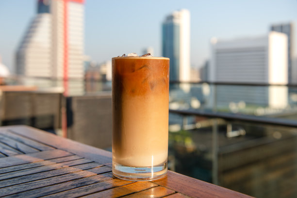 曼谷屋顶上的橙色水图片下载