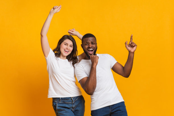 在录音室里，不同种族的朋友们在黄色的背景下一起跳舞唱歌图片下载
