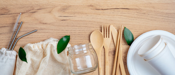 竹制餐具，杂货网袋，玻璃罐，纸箱纸盘和杯子，不锈钢饮料吸管木制背景。零浪费，无塑料的概念。可持续的生活方式图片下载