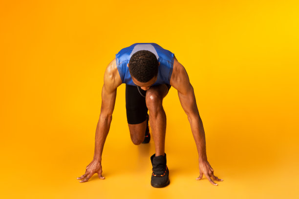 非洲裔运动员在演播室准备跑步图片下载