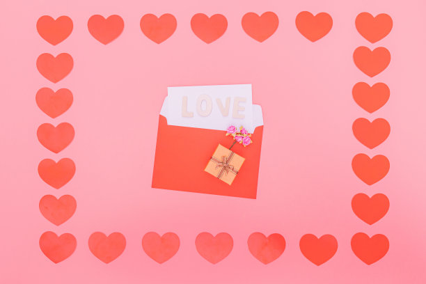 在照片周围放上许多红色的小心，红色的信封，橙色的礼盒，粉色的玫瑰，还有一张白纸，在照片的中央放上爱的话语。这些被放置在粉红色的背景上图片下载