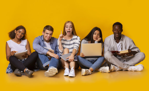 一群为大学考试而学习的学生图片下载