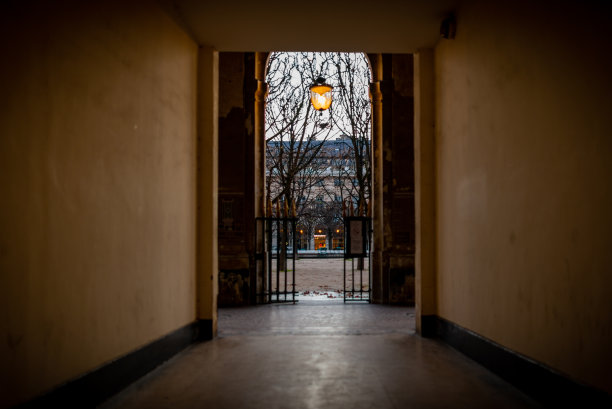 法国巴黎，通往皇家花园的大门图片下载