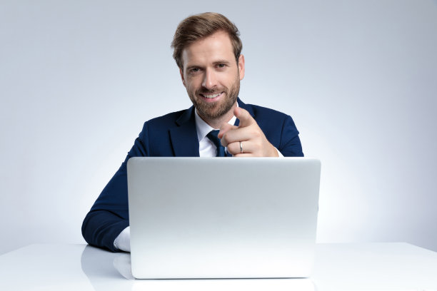 英俊的商人指着前方微笑图片下载