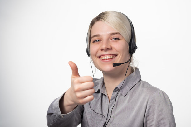 一个在呼叫中心工作的女人，在白色背景下用大面积的区域打电话。图片下载