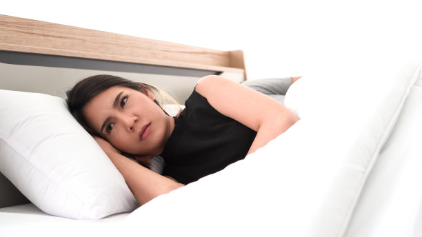 不快乐的年轻夫妇在床上图片下载