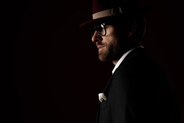 一个深思熟虑的模型的侧视图图片下载