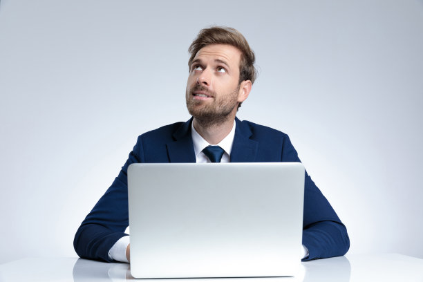 满怀希望的商人抬头祈祷图片下载