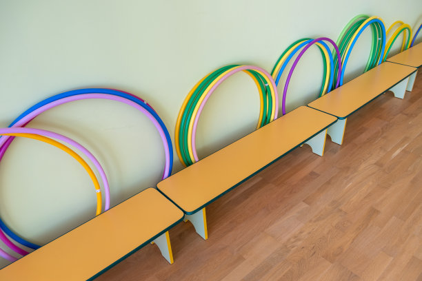 学校体育馆里的黄色长椅。图片下载