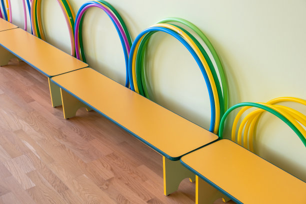 学校体育馆里的黄色长椅。图片下载