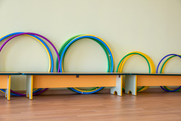 学校体育馆里的黄色长椅。图片下载