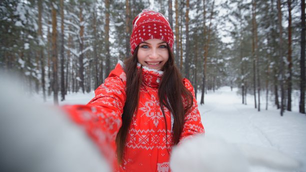 女孩在公园里玩雪图片下载