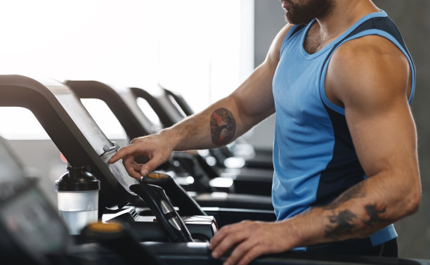 运动员在健身房打开现代跑步机，全景图图片下载