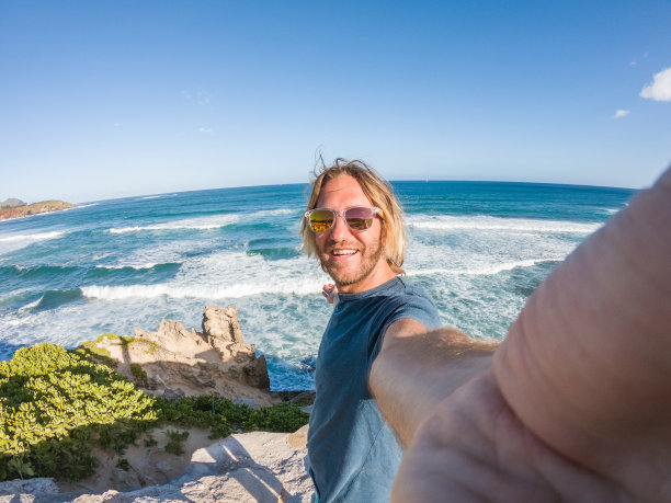 在夏威夷海岸线自拍的男人图片下载