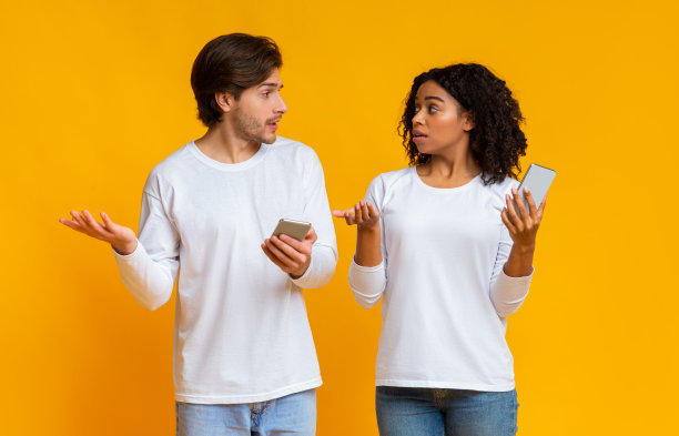 嫉妒男逮到女朋友用智能手机和另一个男人聊天图片下载